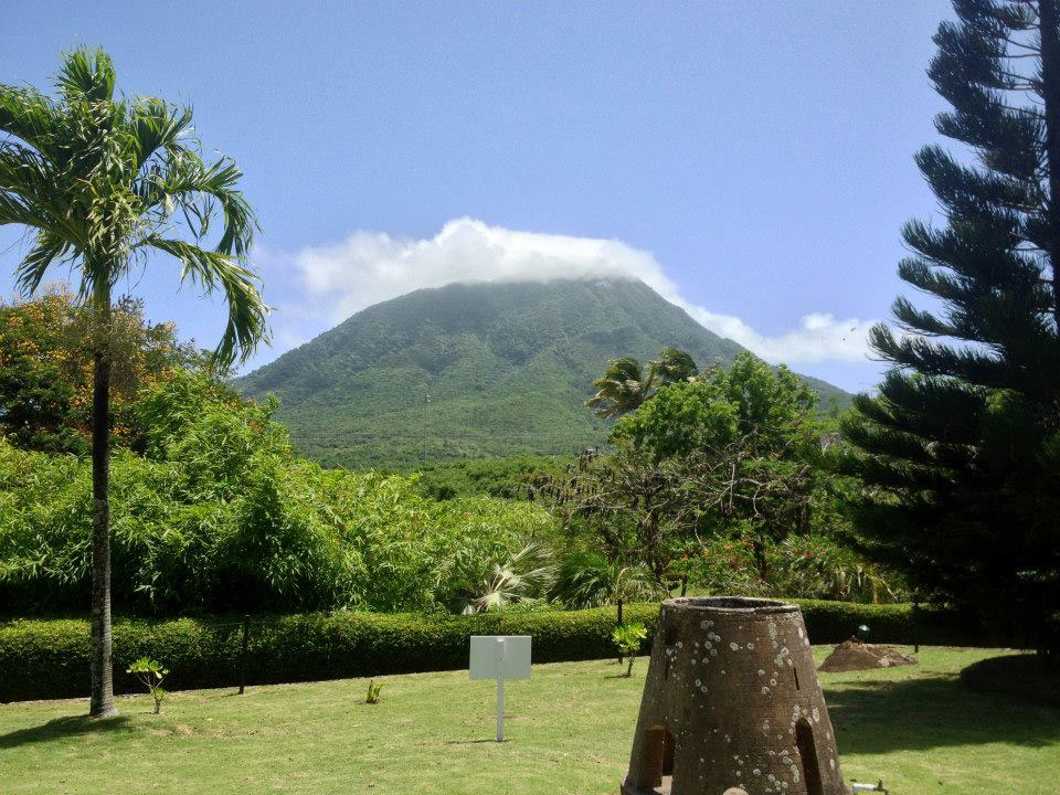 Incluso con buen tiempo, el Pico está a menudo envuelto en nubes subiendo al Pico de Nevis.