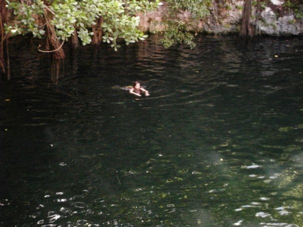 Pasamos un par de horas fantásticas nadando y holgazaneando en el cenote