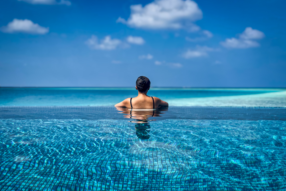 Kia en una piscina infinity las Maldivas