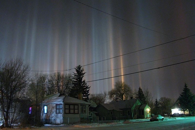 stunning natural phenomena light pillars - 1