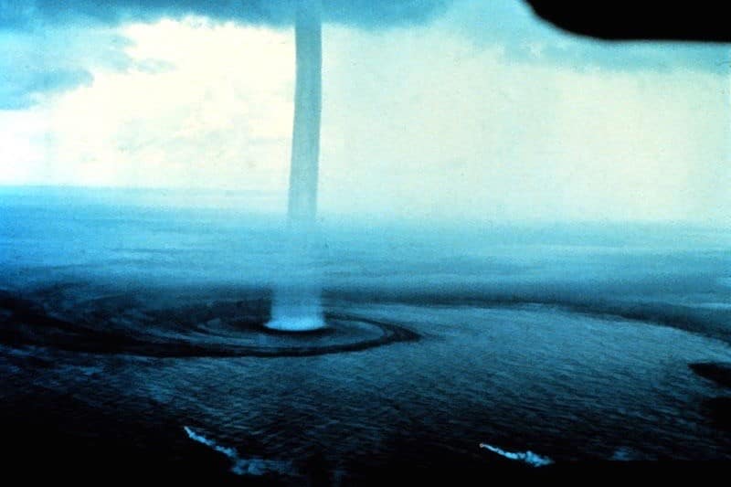 stunning natural phenomena waterspout - 1