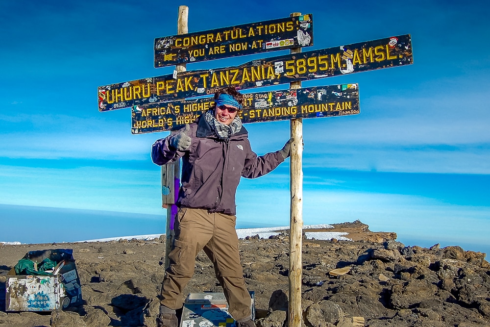 Peter en la cima del Monte Kilimanjaro en Tanzania