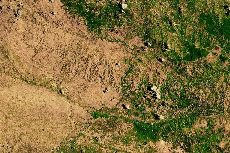 Deforestation on the border between Haiti (left) and the Dominican Republic (right)