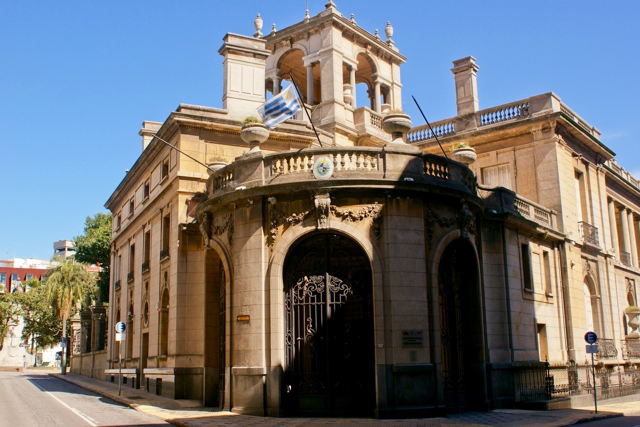 things to do in montevideo uruguay Palacio_Taranco