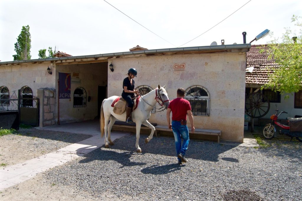 kia ha decidido montar a caballo.