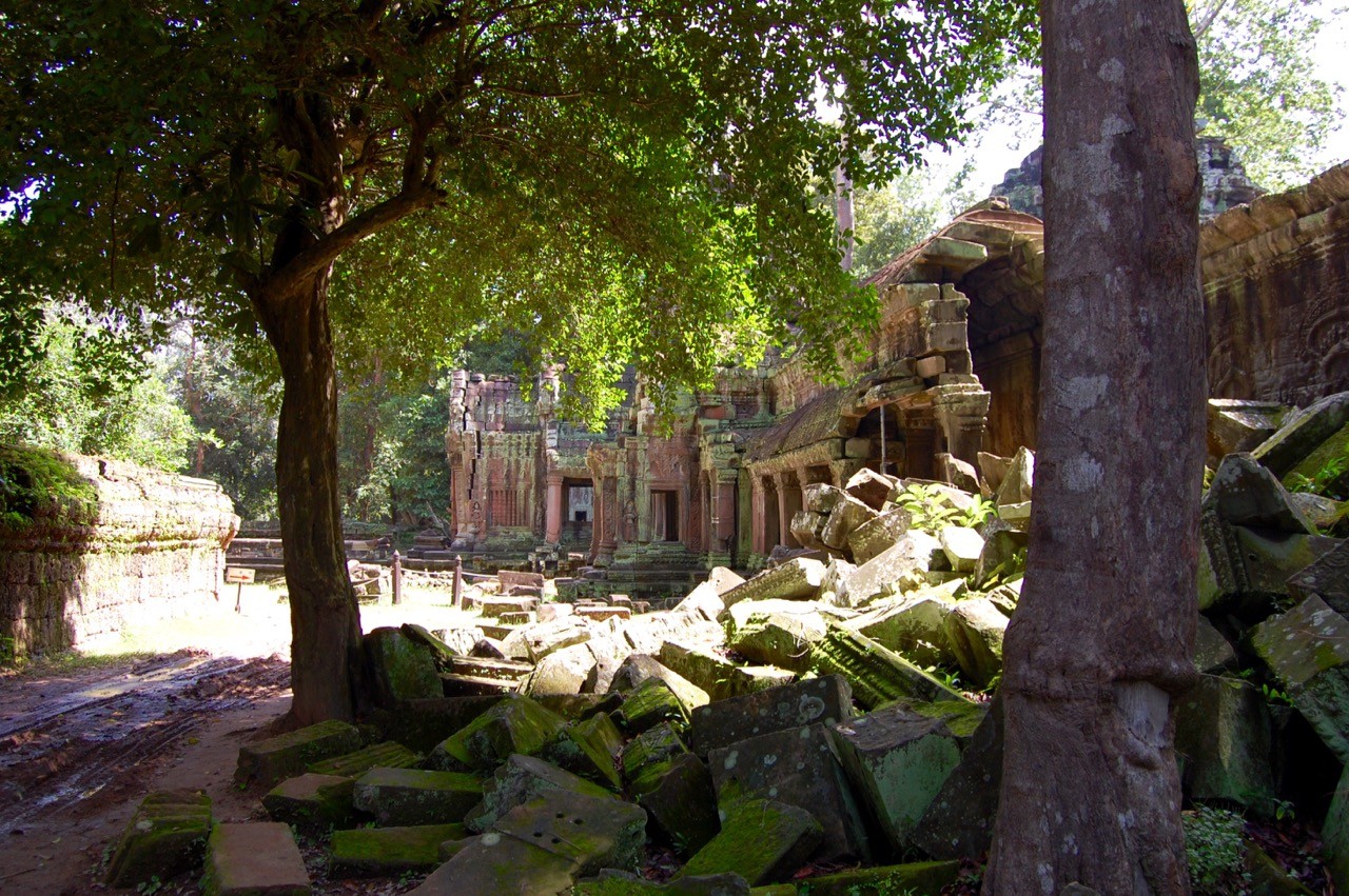 best time to visit Angkor Wat: empty courtyard
