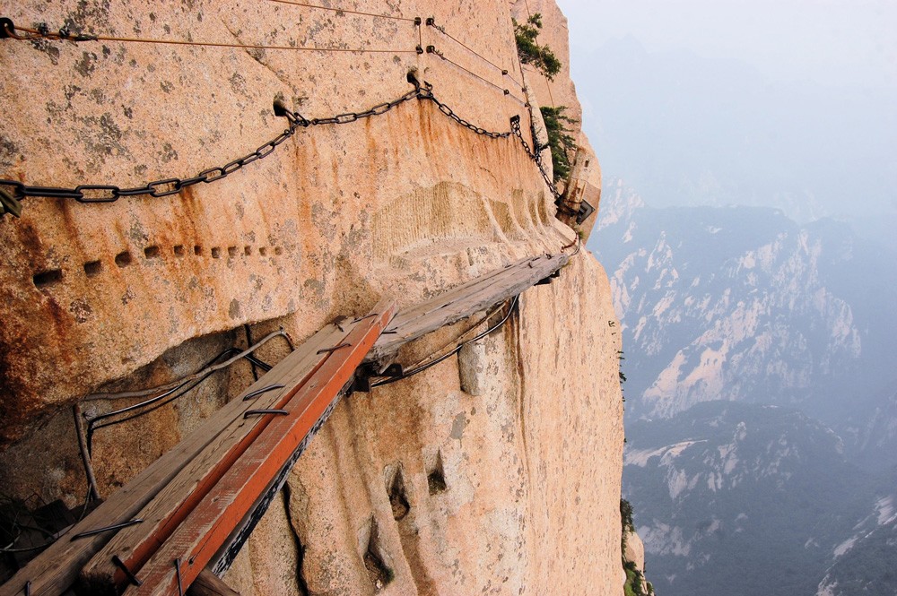 Gunung Hua Shan diperkirakan merenggut 100 nyawa setiap tahun