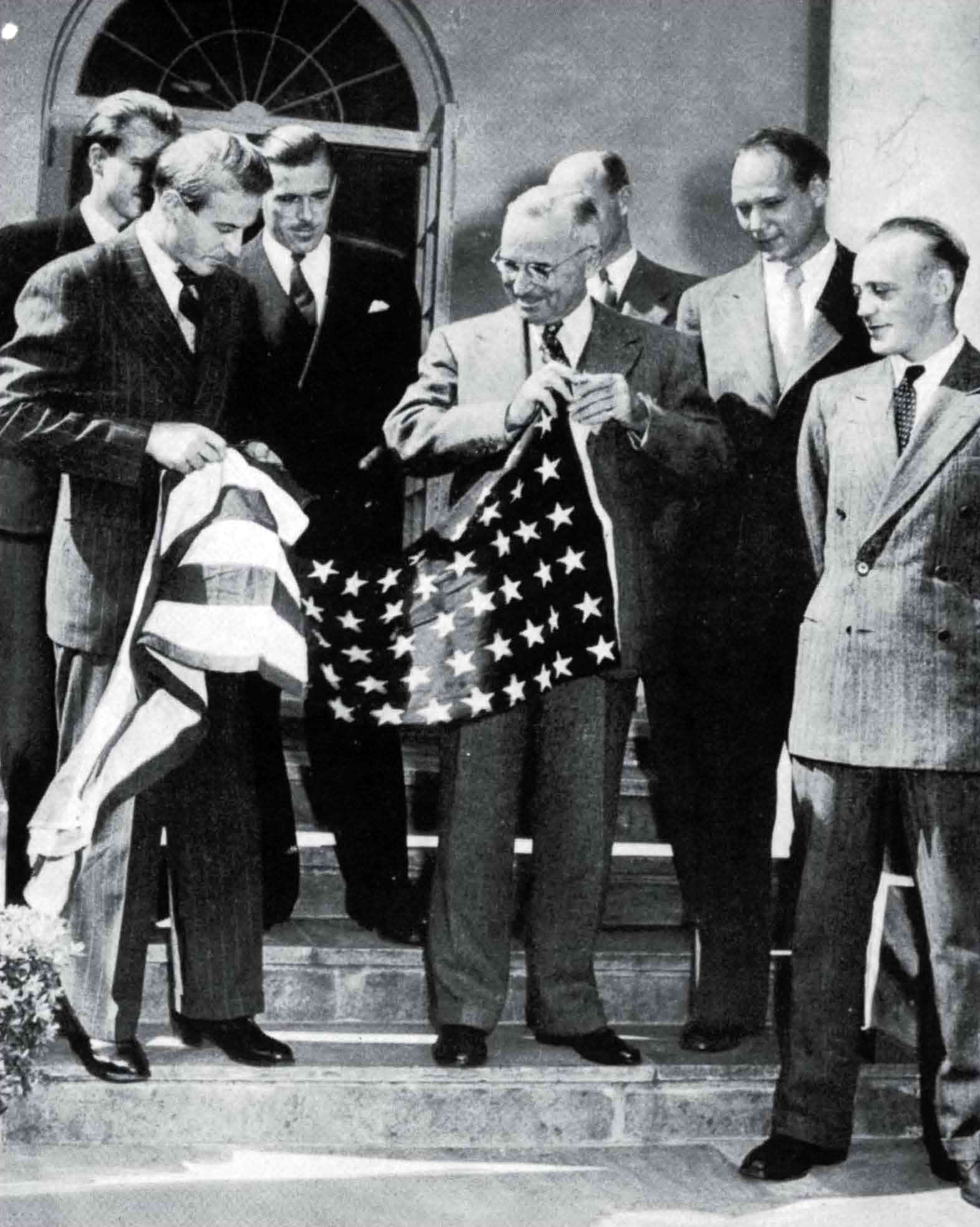 President Truman receives members of the expedition at the White House (from left: Knut Haugland, Thor Heyerdahl, Herman Ratzinger, President Truman, Mr Lykke (counsellor to the Embassy), Erik Hesselberg and Torstein Raaby. Bennett Danielson had remained on the west coast.
