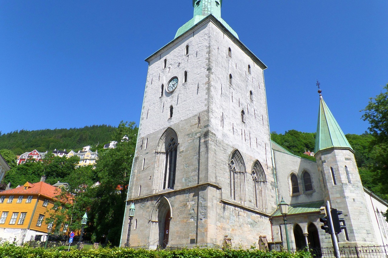 Iglesia de San Olav en un día claro