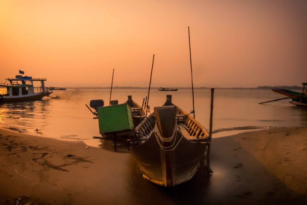 Cycling-Bagan-Old-Bagan-Pier-River-Cruise