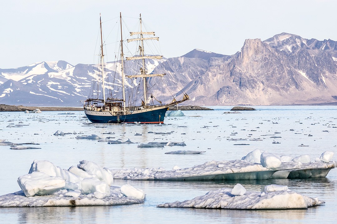 adventure sailing holidays-svalbard