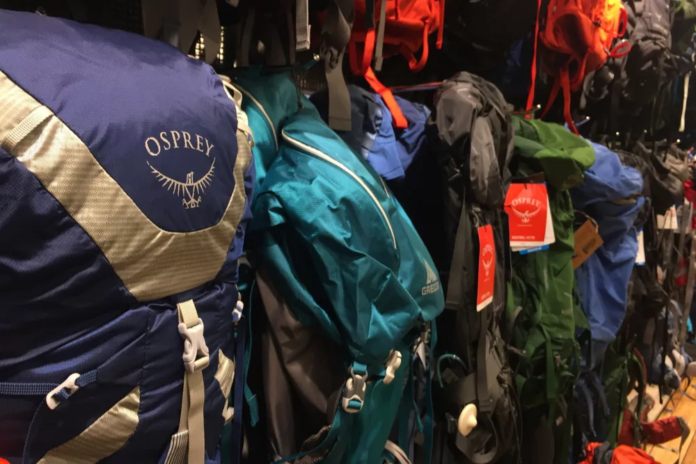 how to choose a backpack in a shop