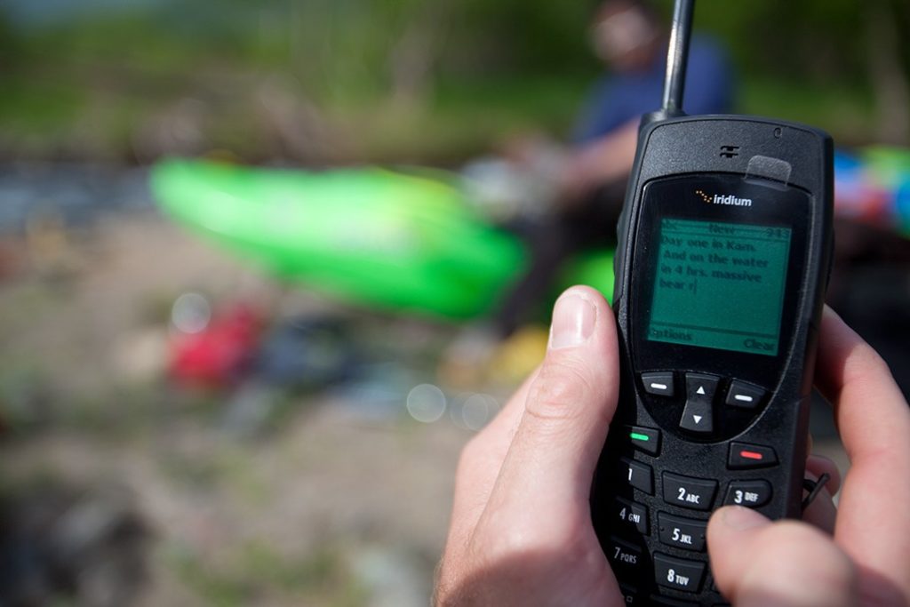 útiles gadgets de viaje teléfono satelital