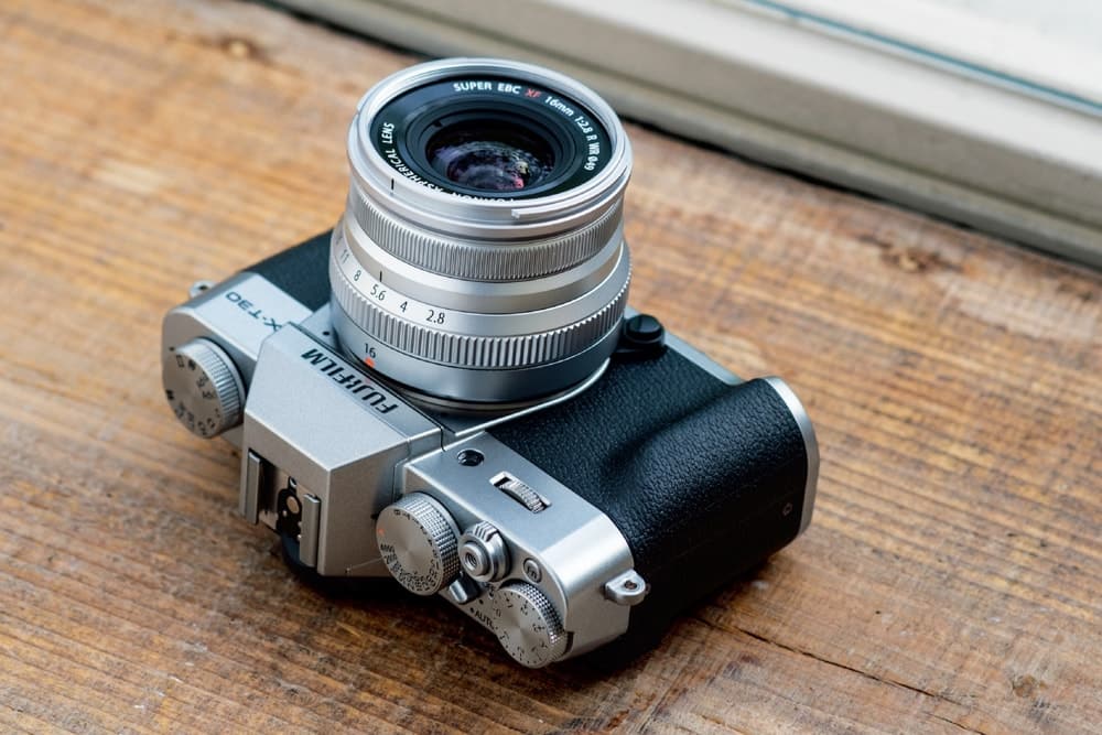 Tampilan jarak dekat dari dial dan lensa kit Fujifilm X-T30