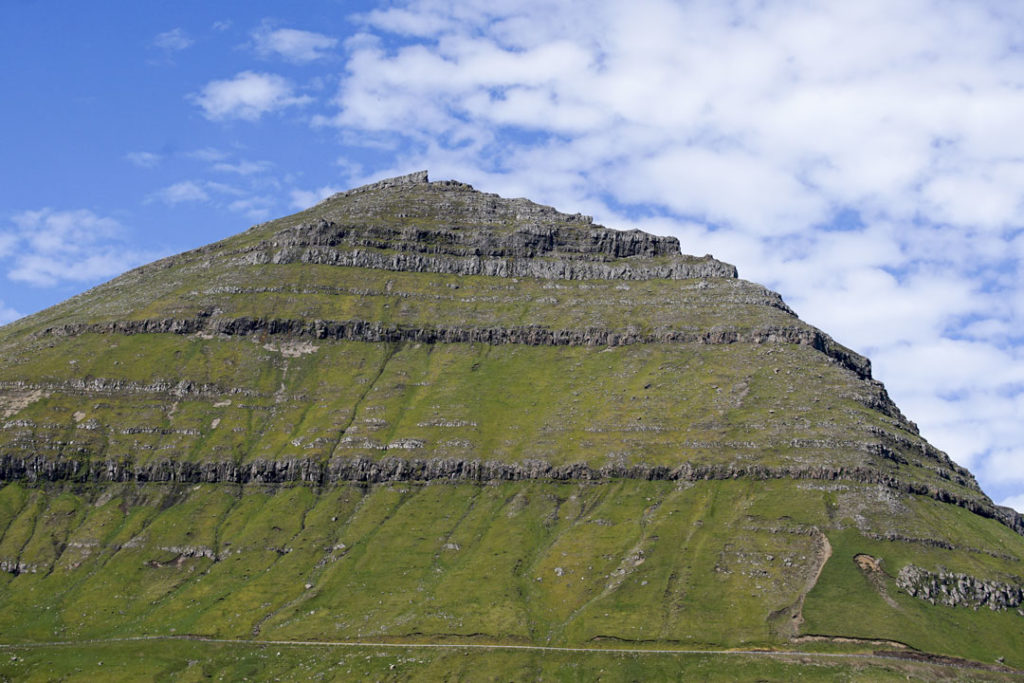 best hikes in the Faroe Islands Slættaratindur