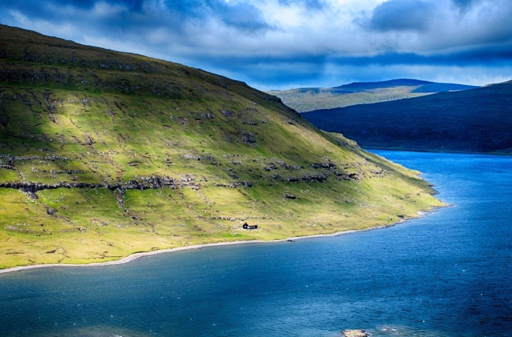 Hiking-Sørvágsvatn-Lake-house-2