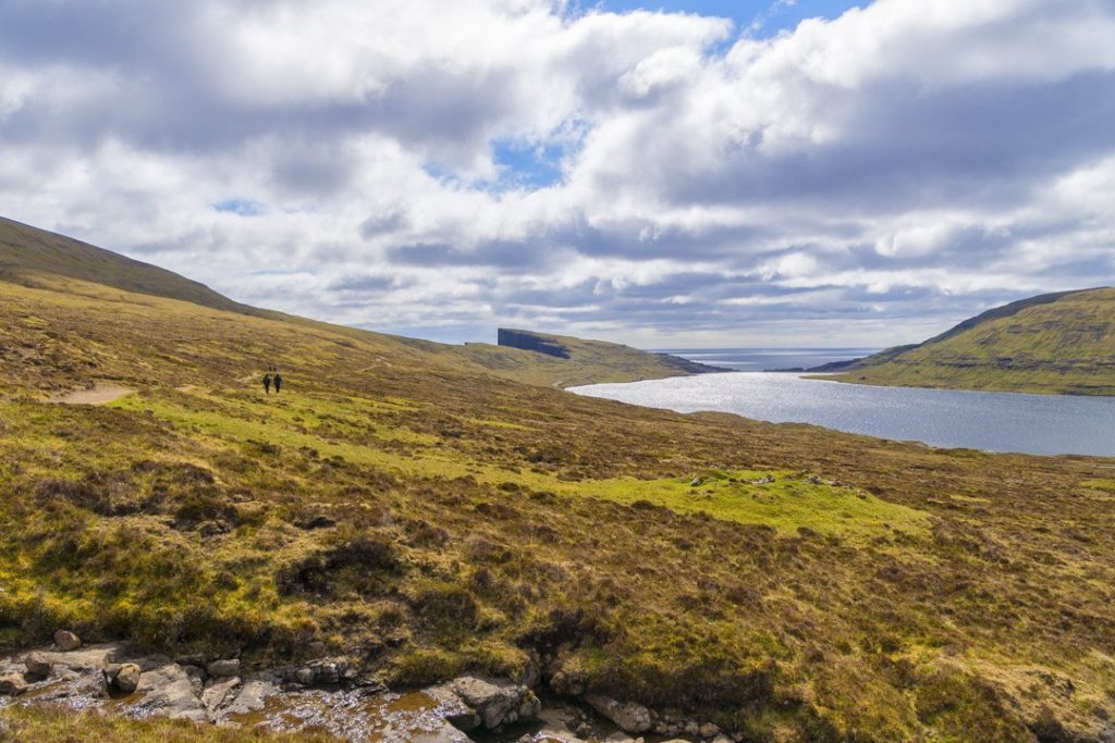 Hiking Sørvágsvatn Lake