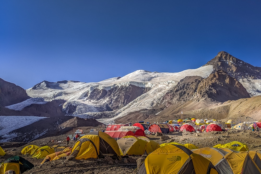 carpas en el campamento base