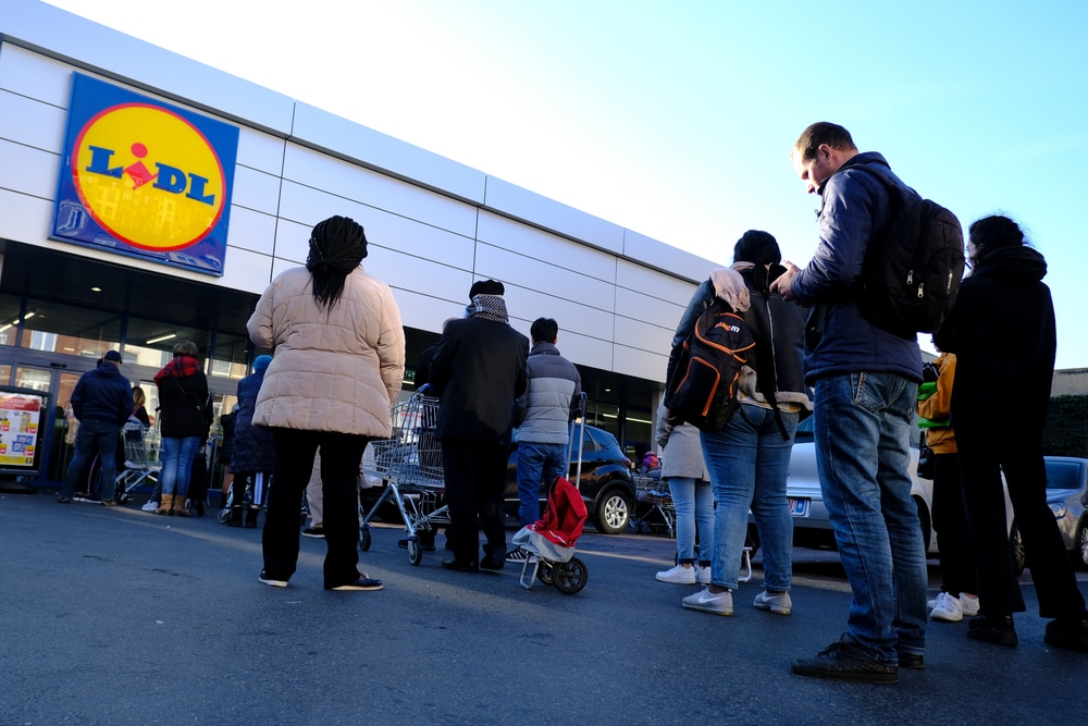 A los compradores se les ha dicho agresivamente que se queden en casa.