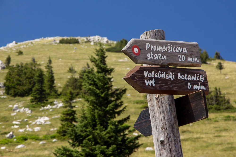 Una señal de sendero en el Parque Nacional de Velebit Norte