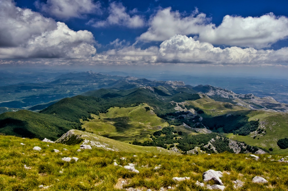 Una escena de montaña durante la aventura de los Highlander