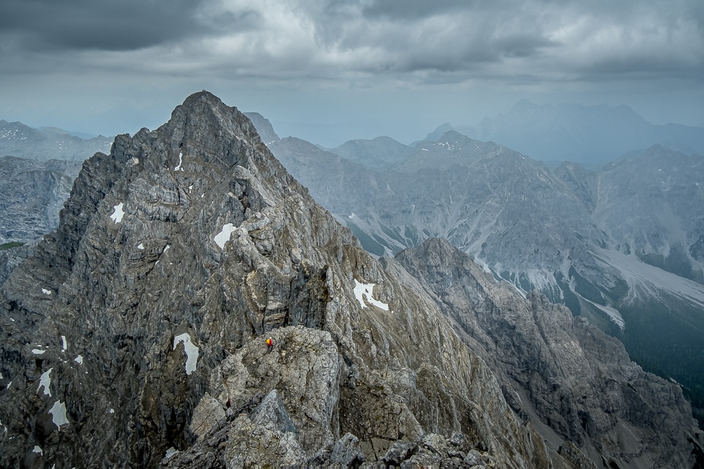 Caminando por la travesía de Watzmann mirando hacia Südspitze