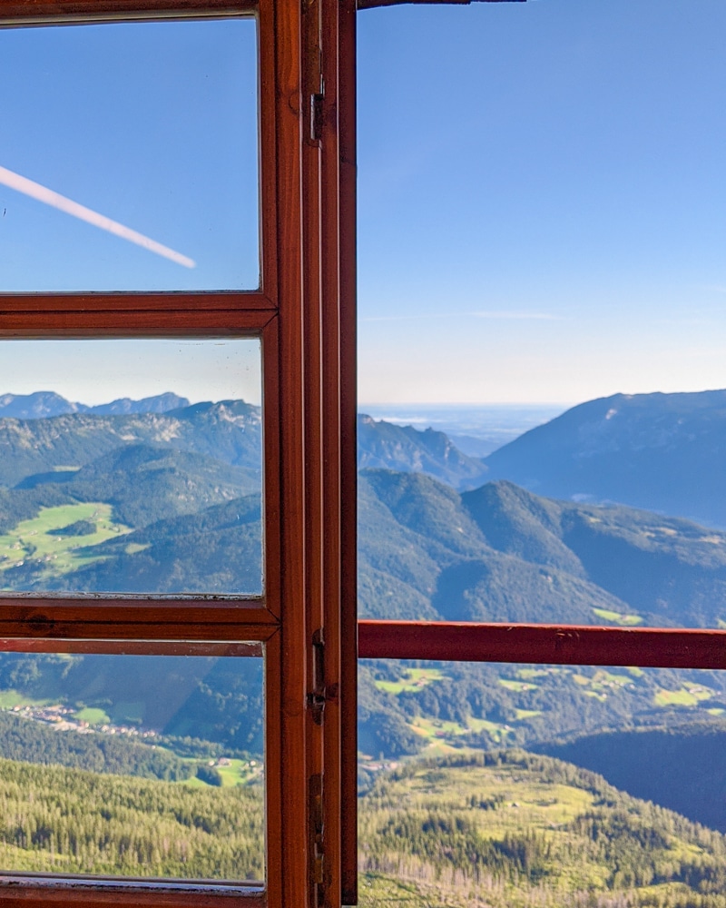 La vista desde el Watzmannhaus mientras se hace la travesía de Watzmann y una de las mejores caminatas del Parque Nacional de Berchtesgaden