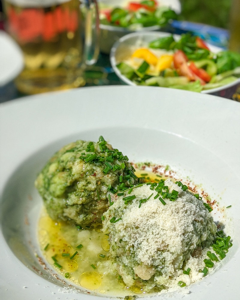 Una comida en una de las cabañas mientras se hace la travesía de Watzmann y una de las mejores caminatas en el Parque Nacional de Berchtesgaden