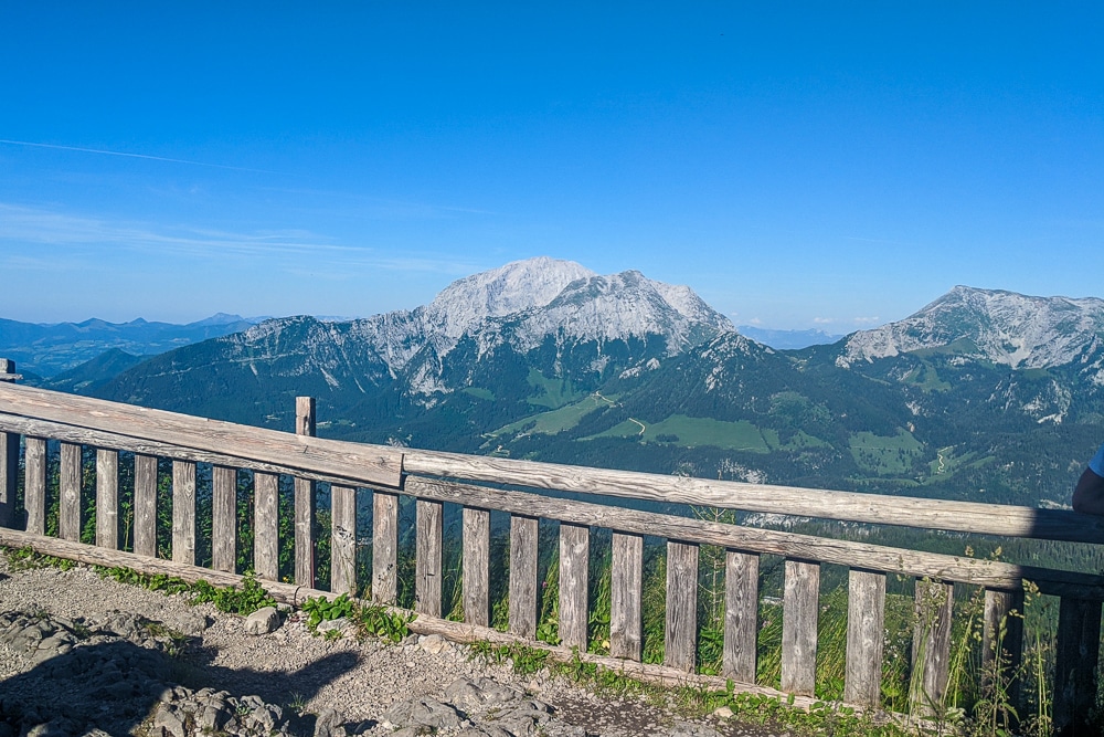 La vista desde el Watzmannhaus mientras se hace la travesía de Watzmann y una de las mejores caminatas del Parque Nacional de Berchtesgaden