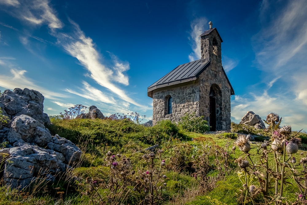 Una iglesia cerca del comienzo de Highlander Velebit 