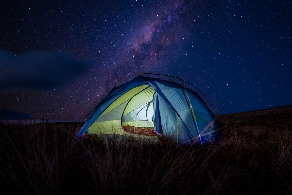 Carpa bajo un cielo estrellado