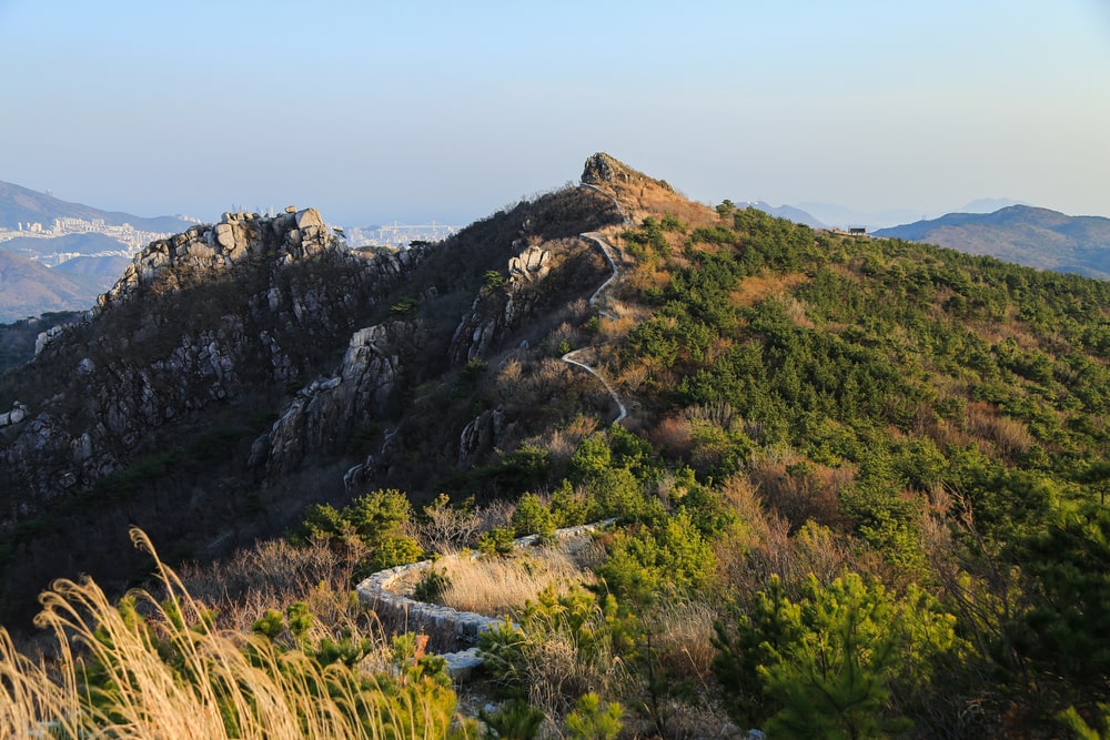 Los muros de la Fortaleza de Geumjeong...