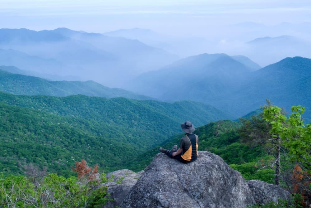 Un excursionista se toma un descanso en el Parque Nacional Jirisan