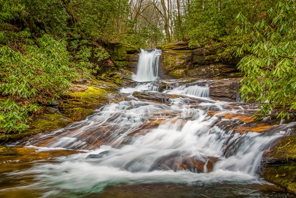 Raven Cliffs Falls - una de las mejores rutas de senderismo en todos los estados de EE.UU.