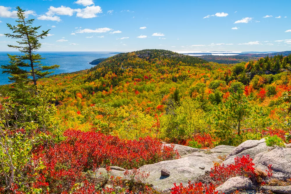 Vistas del sendero Beehive Loop en el Parque Nacional Acadia, uno de los mejores senderos de cada estado de EE.UU.