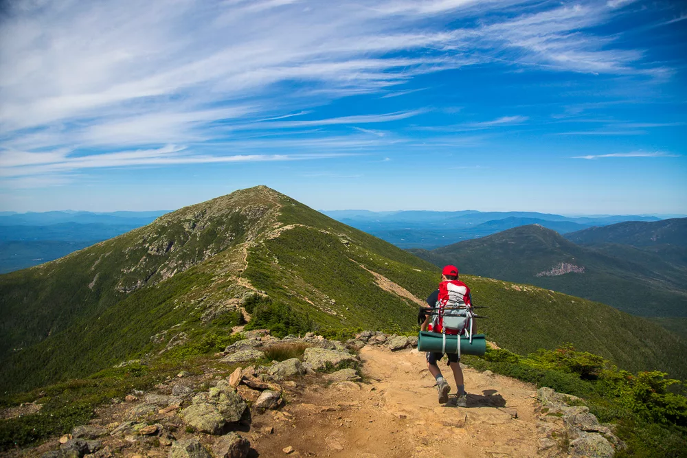 Un excursionista en la cresta de la Franconia