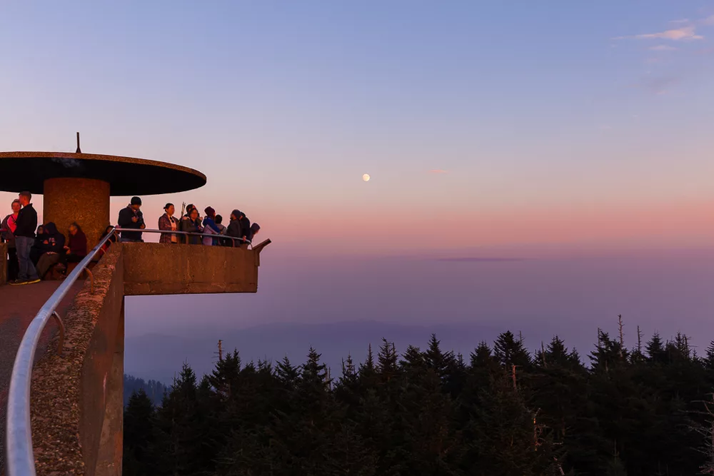 Los caminantes de la torre de observación del Domo de los Clingmans