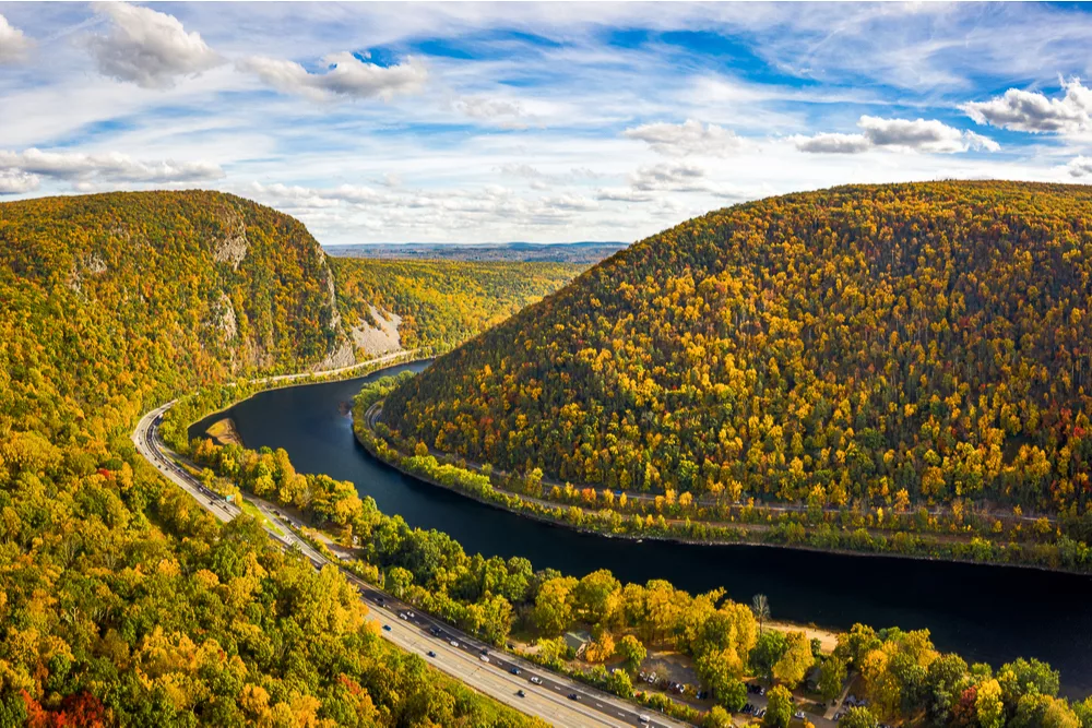 La brecha de agua de Delaware en la frontera entre Pennsylvania y New Jersey es una de las mejores rutas de senderismo en todos los estados de EE.UU.