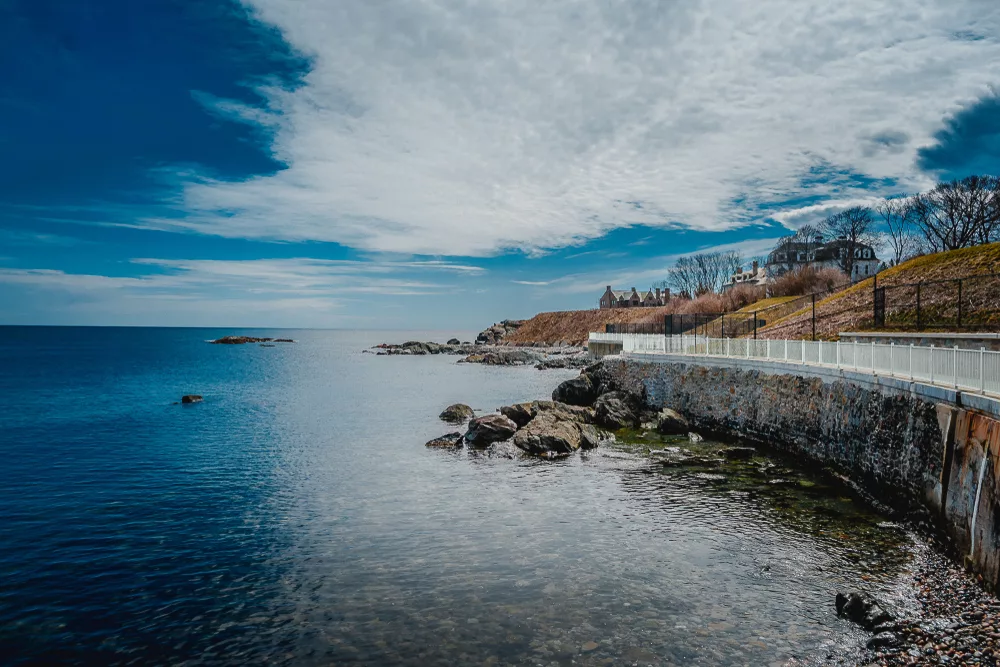 La ciudad costera de Newport a lo largo de Cliff Walk, Rhode Island 