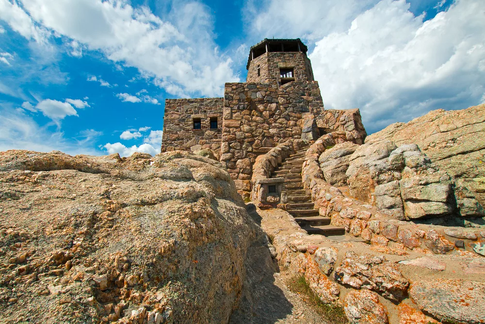 La torre de vigilancia de Harney Peak Fire en las Colinas Negras de Dakota del Sur 