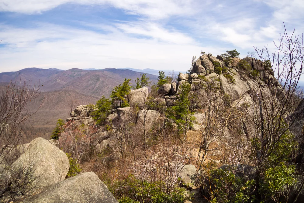 La cima rocosa de Old Rag Mountain en Virginia