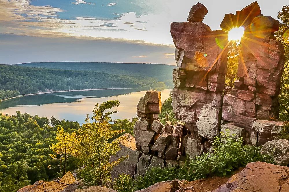 Lago del Diablo desde la puerta del Diablo en Wisconsin