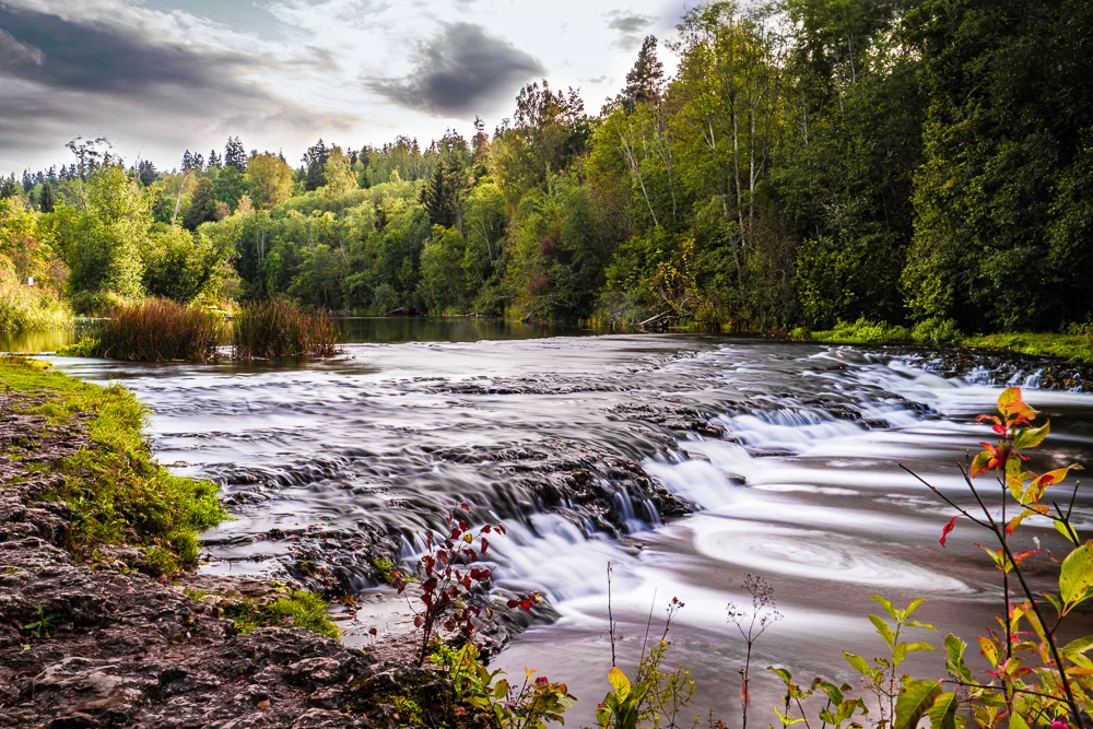 Una de las varias cascadas del río Abava