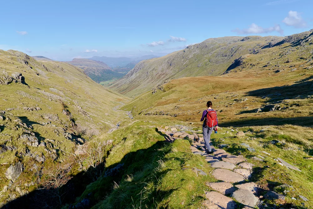 Un excursionista desciende Scafell Pike hacia Seathwaite