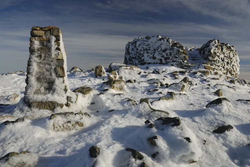 La cumbre de Scafell Pike en invierno