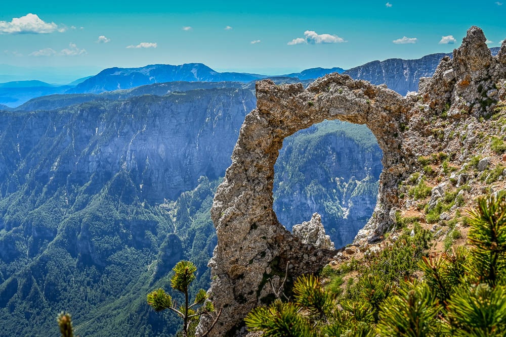 La formación rocosa en forma de anillo de Hajdučka Vrata (Puerta de los forajidos) en Čvrsnica