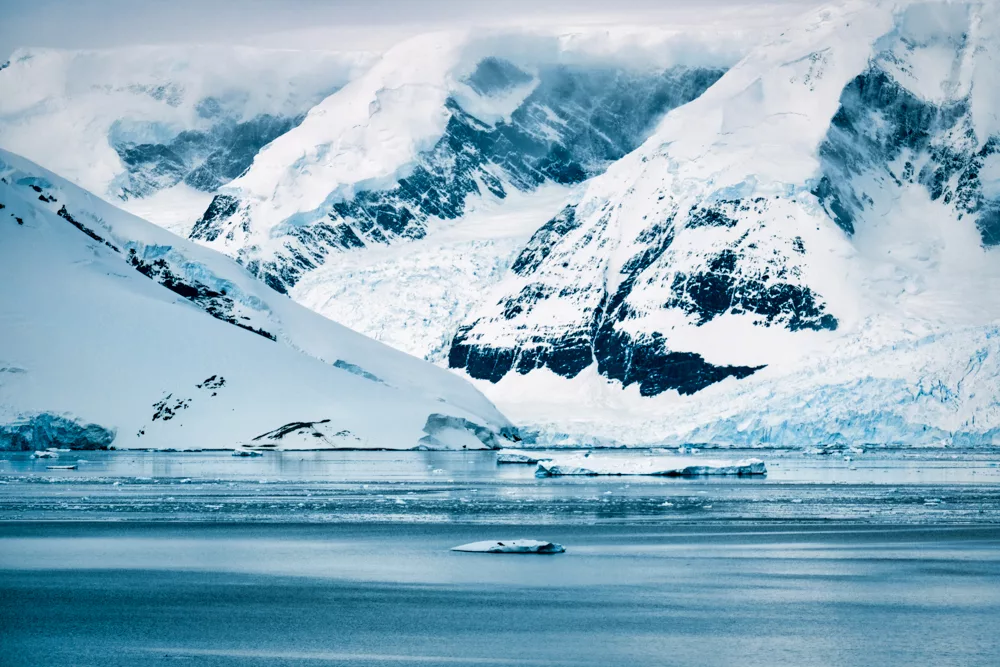 Icebergs and mountains in Neko Harbour 