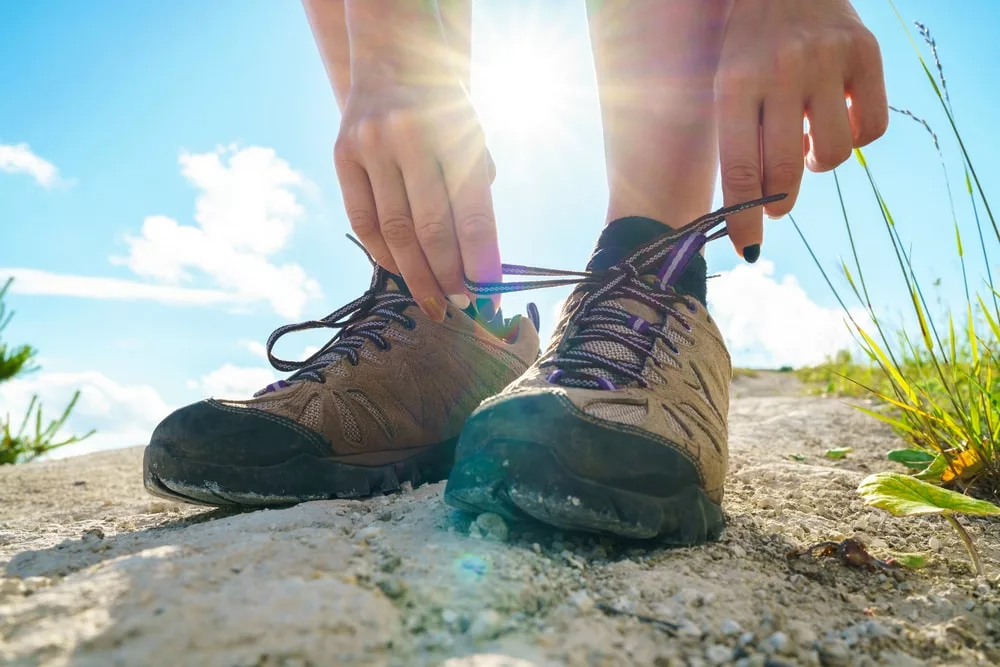 mengikat tali sepatu pendekatan