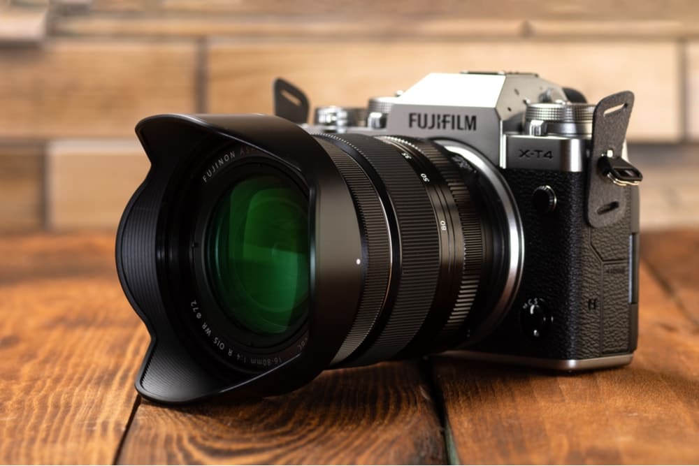 Bidikan samping Fujifilm X-T4 dan lensa kit