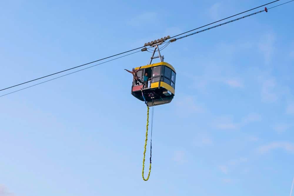 Seorang pria melompat dari bungee